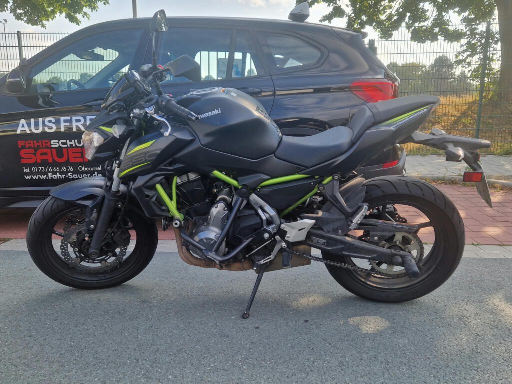 Kawasaki Z 650 mit 48 PS, Fahrschulmotorrad für den Führerschein Klasse A2