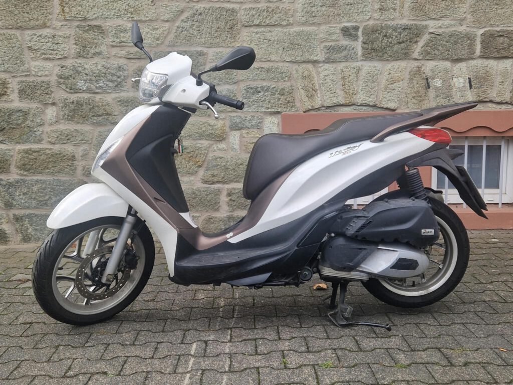Motorroller Piaggio Medley 125 der Fahrschule Willi Sauer für die B196-Schulung